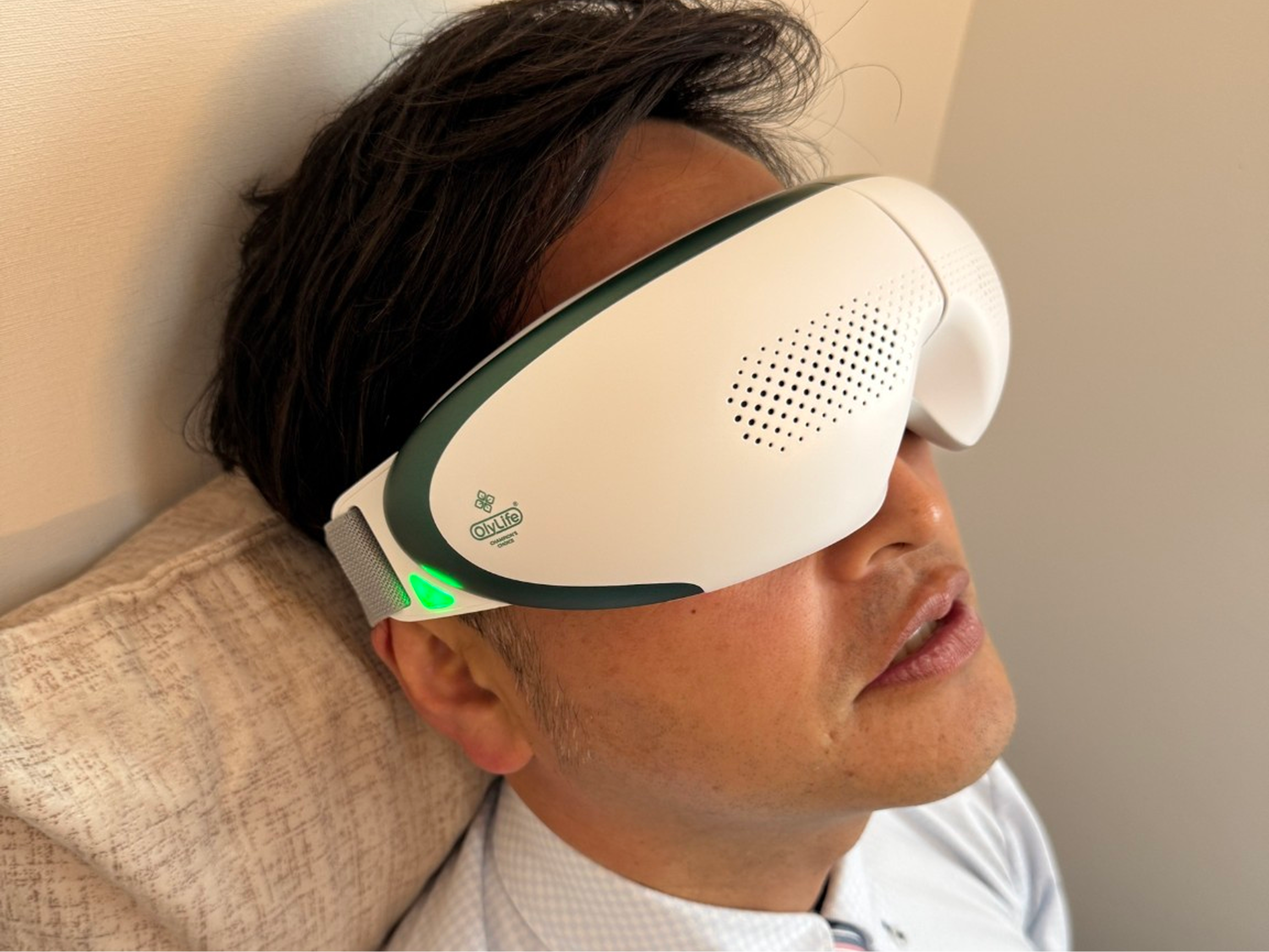 専用ゴーグルを使った目元への機器施術の様子