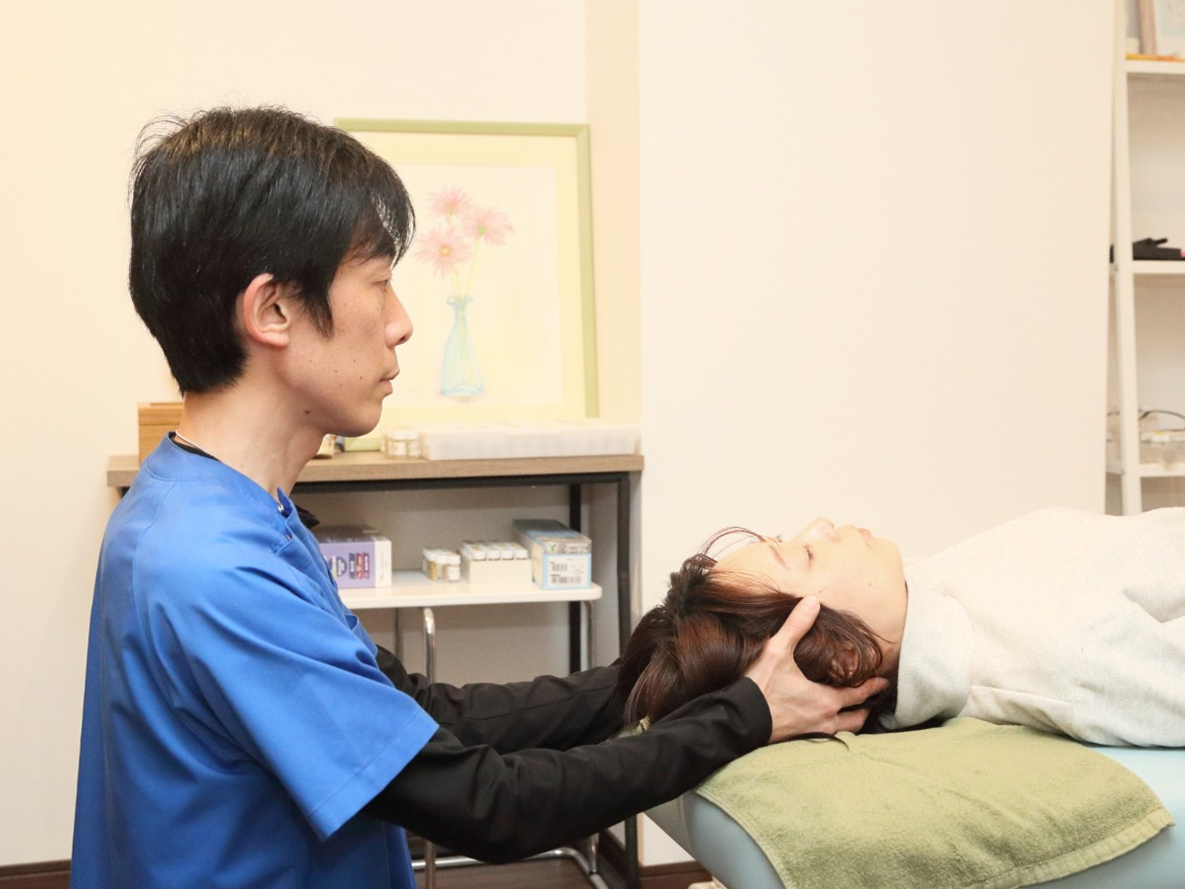 背骨と首への手技を行っている様子