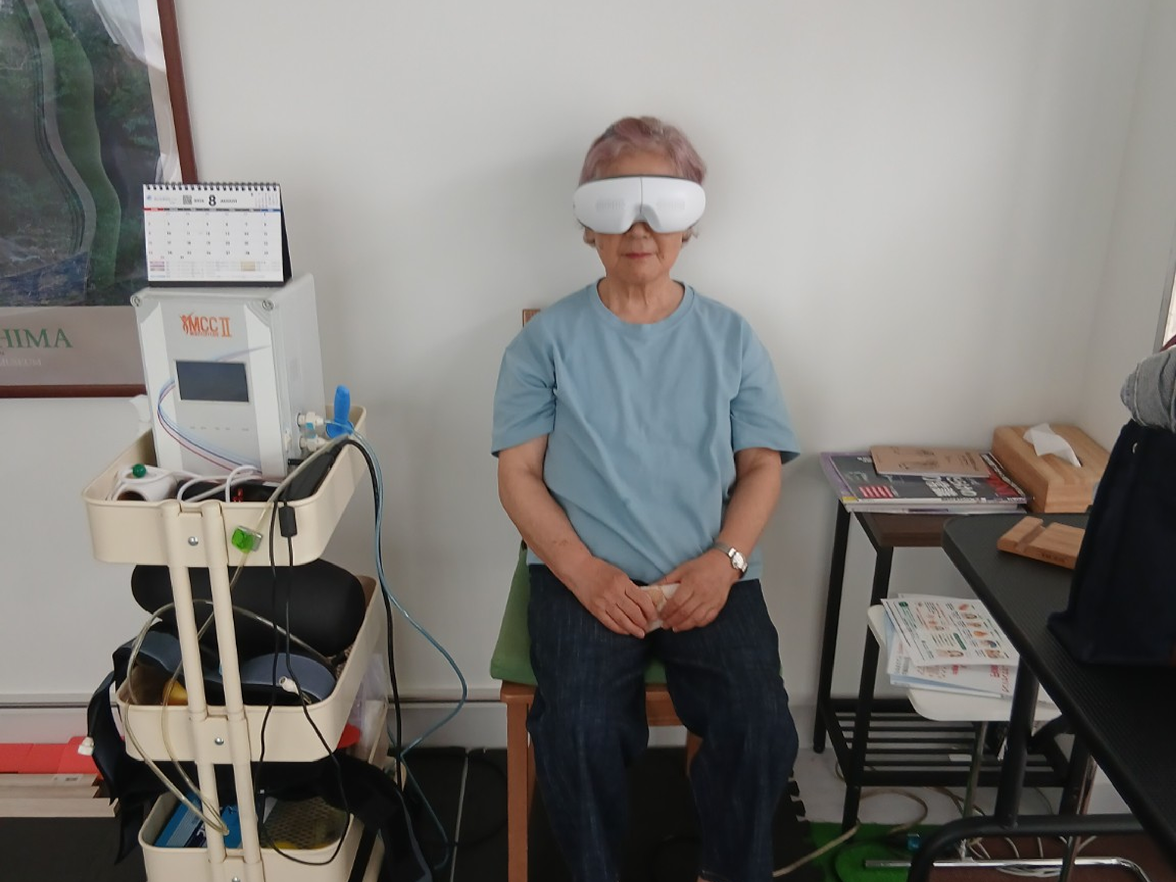 頭・首・目の周囲への鍼を行っている様子