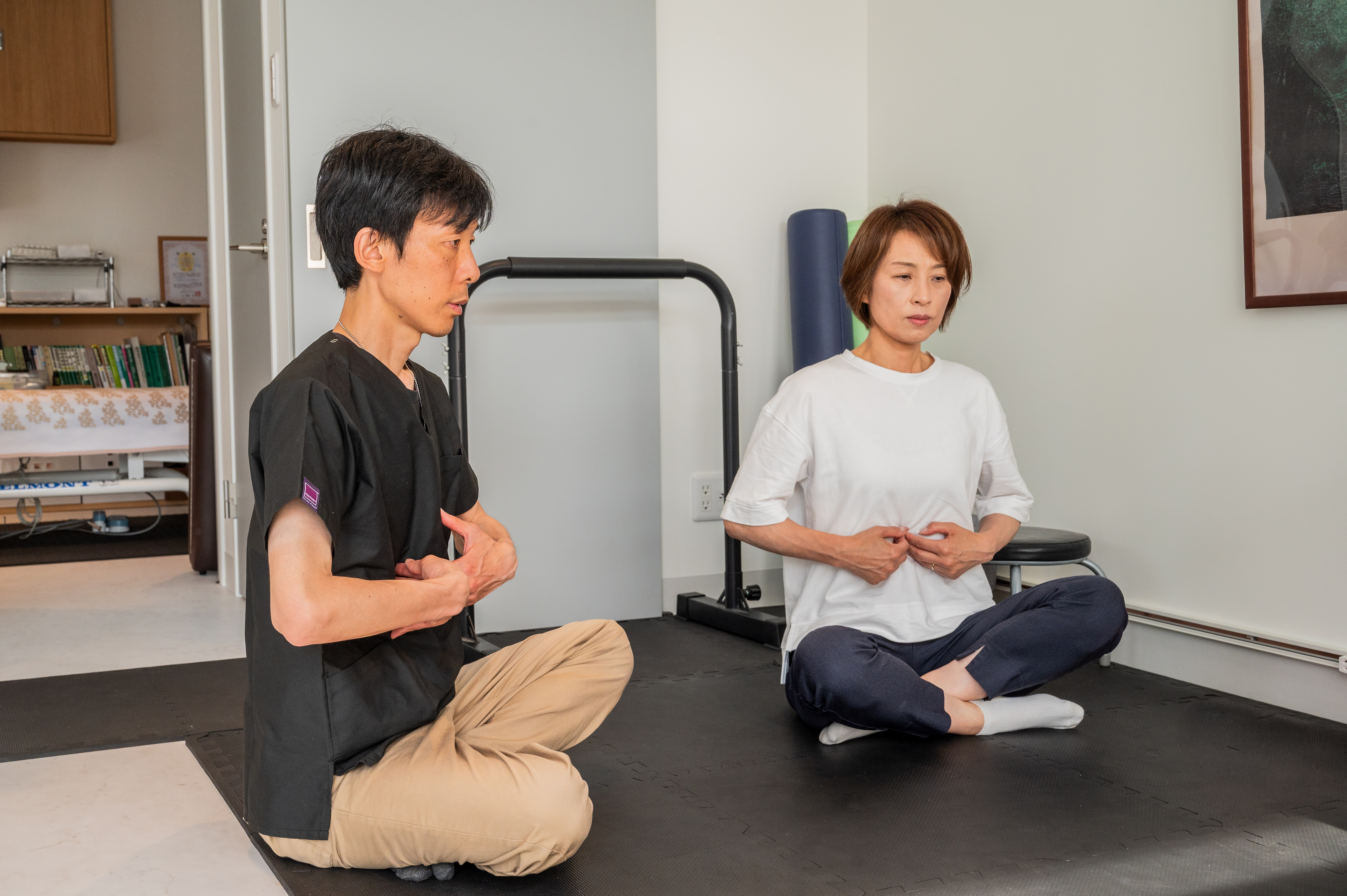 男性と女性がストレッチしている様子